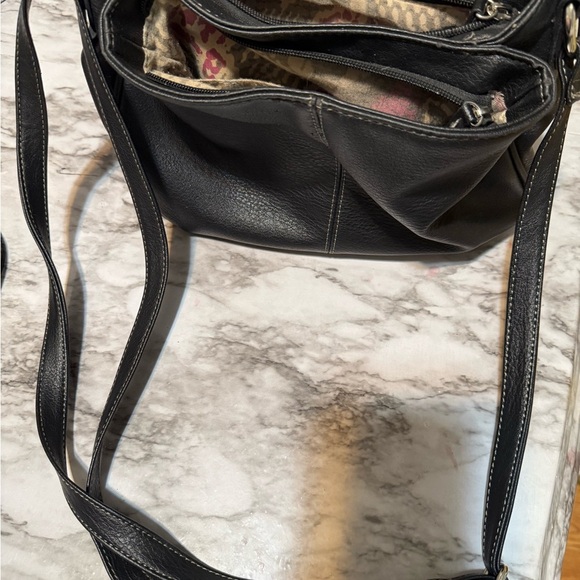 Elegant Black faux Leather Shoulder Bag - Picture 6 of 7